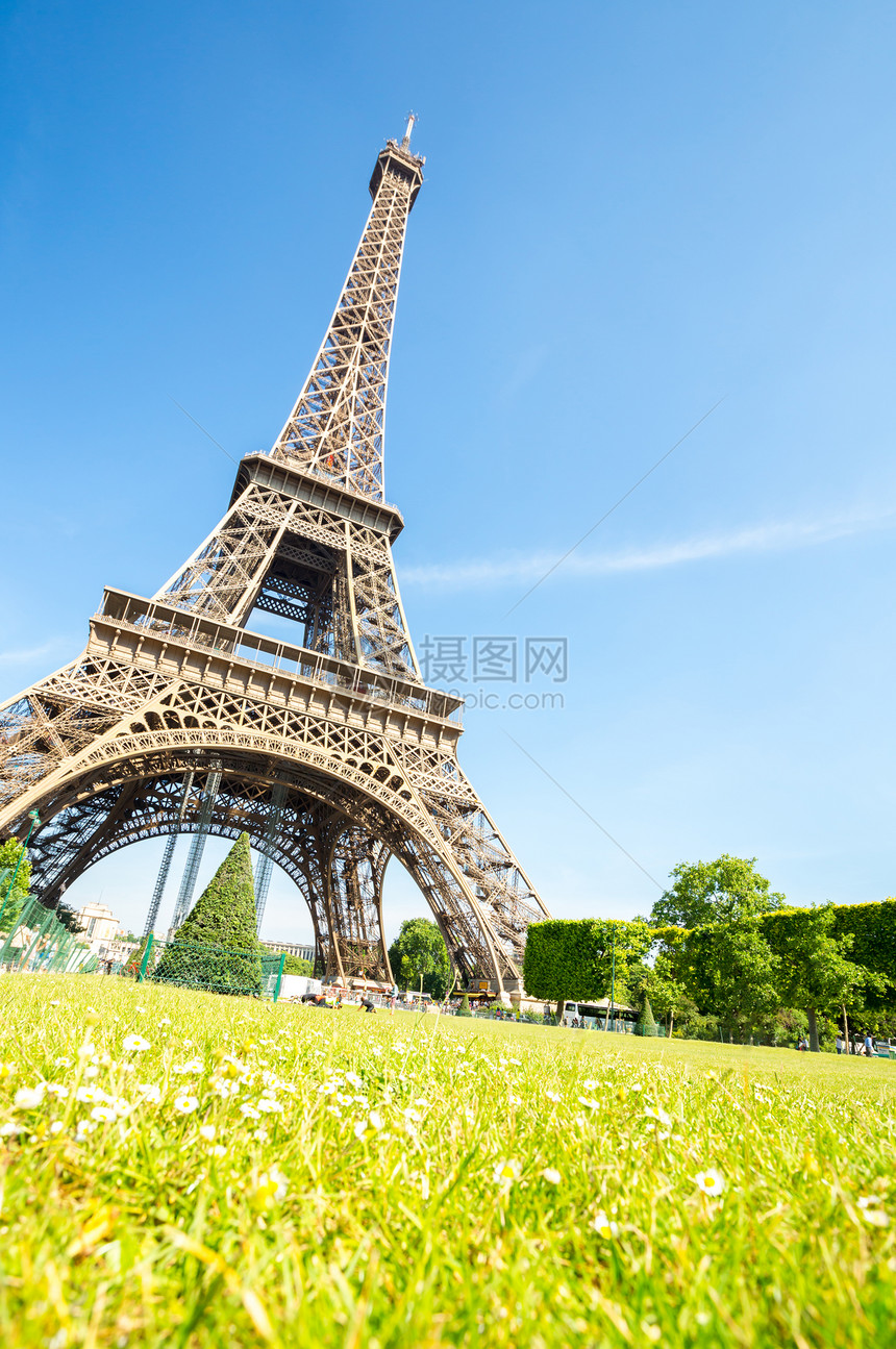 埃菲尔铁塔与蓝天,巴黎法国图片