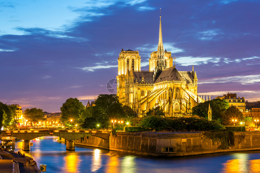 法国巴黎黄昏时分的母院大教堂图片