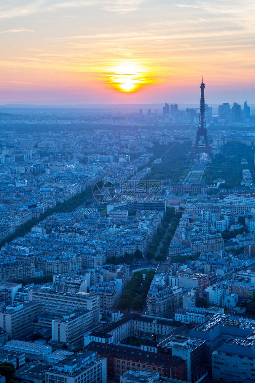 法国巴黎埃菲尔铁塔日落鸟瞰图图片