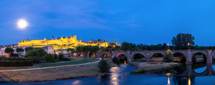 法国黄昏时分卡塞翁古城城堡的全景图片