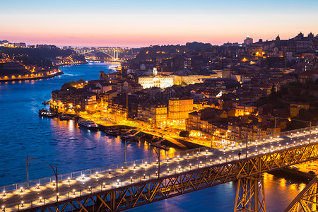 波尔图城市景观葡萄牙黄昏与多姆路易斯桥图片