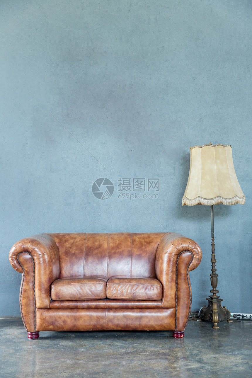 古典风格的扶手椅沙发沙发老式房间与台灯图片
