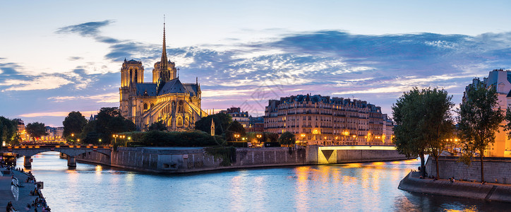 法国黄昏时分与巴黎城市景观的诺雷达姆大教堂全景图片