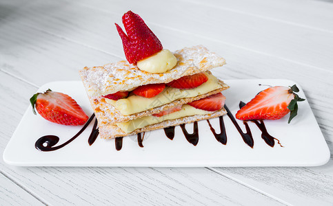 草莓米勒菲耶蛋糕白色盘子里高清图片