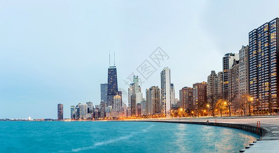 黄昏时芝加哥市中心密歇根湖的全景高清图片