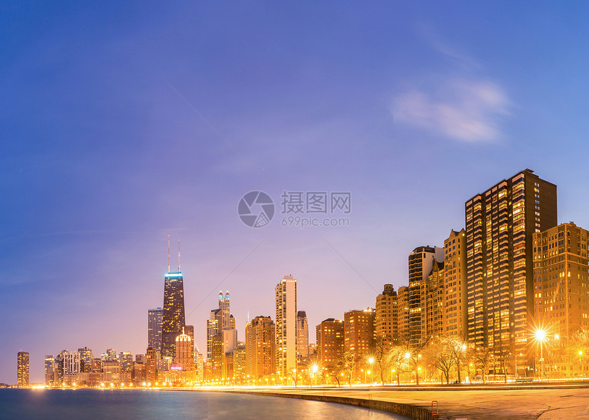 黄昏时芝加哥市中心密歇根湖的全景图片