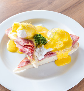 鸡蛋本尼迪克特早餐烤英国松饼,火腿,煮鸡蛋,黄油荷兰酱图片