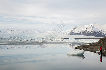 游客Vatnajokull冰川Jokulsarlon泻湖冰岛图片