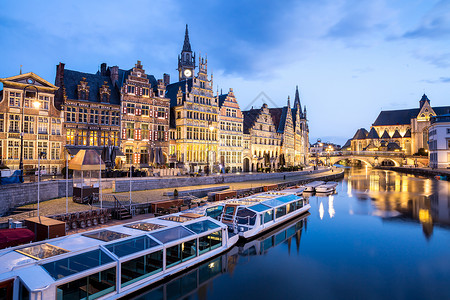 比利时根特镇里伊河上风景如画的中世纪建筑,黄昏时分高清图片