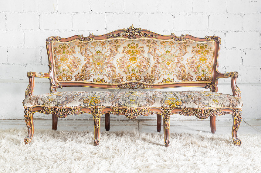 老式古典风格的沙发床图片
