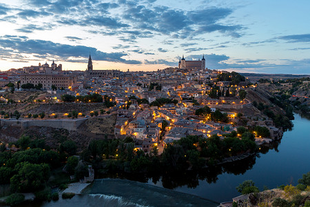 图莱多城市景观与阿尔卡扎黄昏马德里西牙高清图片