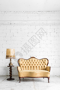 棕色古典风格的扶手椅沙发沙发老式房间与台灯背景图片