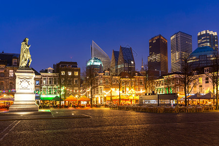 荷兰海牙市中心,着朽的老建筑,黄昏时背景中现代的天际线图片
