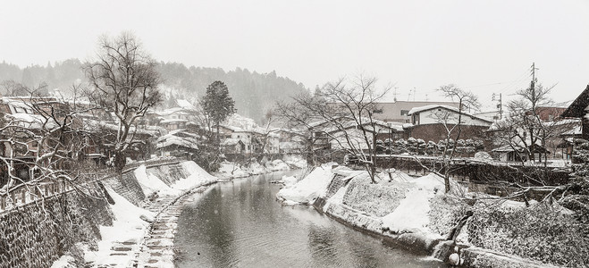 全景雪降冬季高山岐阜省,日本高清图片