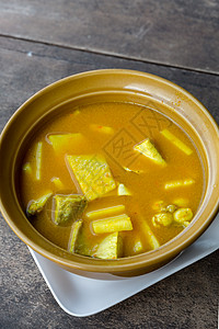 黄色辛辣酸汤,由罗望子酱鱼椰子制成,泰国南方食物背景图片