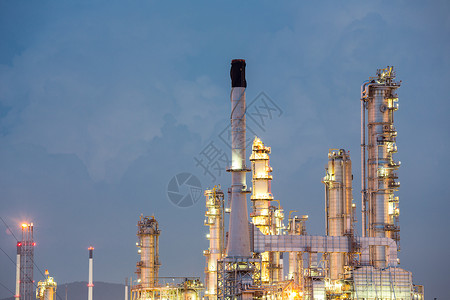 黄昏时炼油厂背景图片