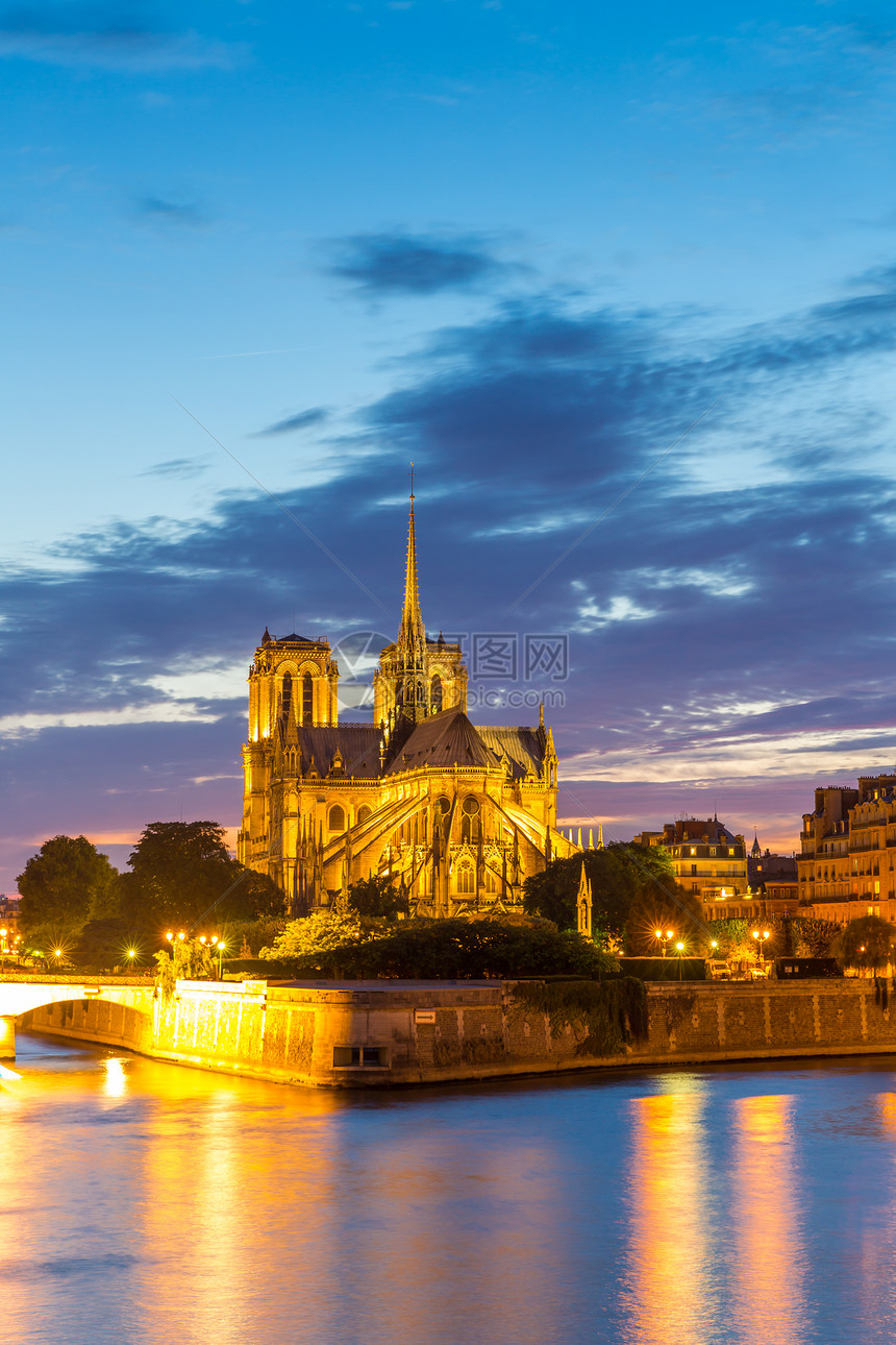 诺雷达姆大教堂与巴黎城市景观河流围网黄昏,法国图片