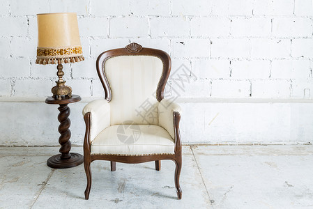 白色复古风格的椅子与灯图片