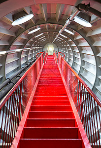红色楼梯的视角,成功职业提升的图片