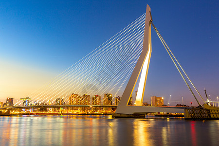 伊拉斯谟桥荷兰的缪斯河上高清图片