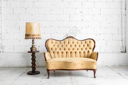 棕色古典风格的扶手椅沙发沙发老式房间与台灯图片