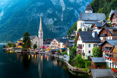 奥地利黄昏阿尔卑斯山的霍尔斯特特村的经典景色背景