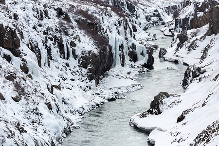 冰岛北部的冬季景观河流悬崖图片