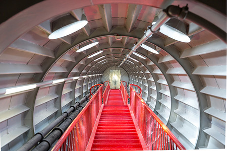 红色楼梯的视角,成功职业提升的图片