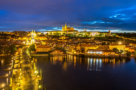 黄昏时分,查尔斯桥KarluvMost布拉格城堡的小桥塔的景色图片