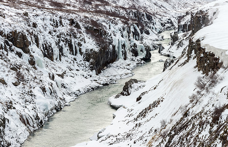 全景冬季景观,河流悬崖冰岛北部图片