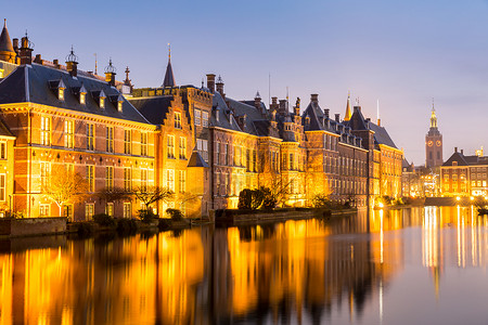 委员会宾尼霍夫宫,荷兰海牙议会所地,黄昏背景
