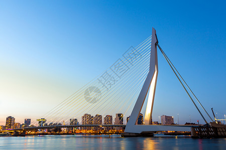 伊拉斯谟桥荷兰的缪斯河上高清图片