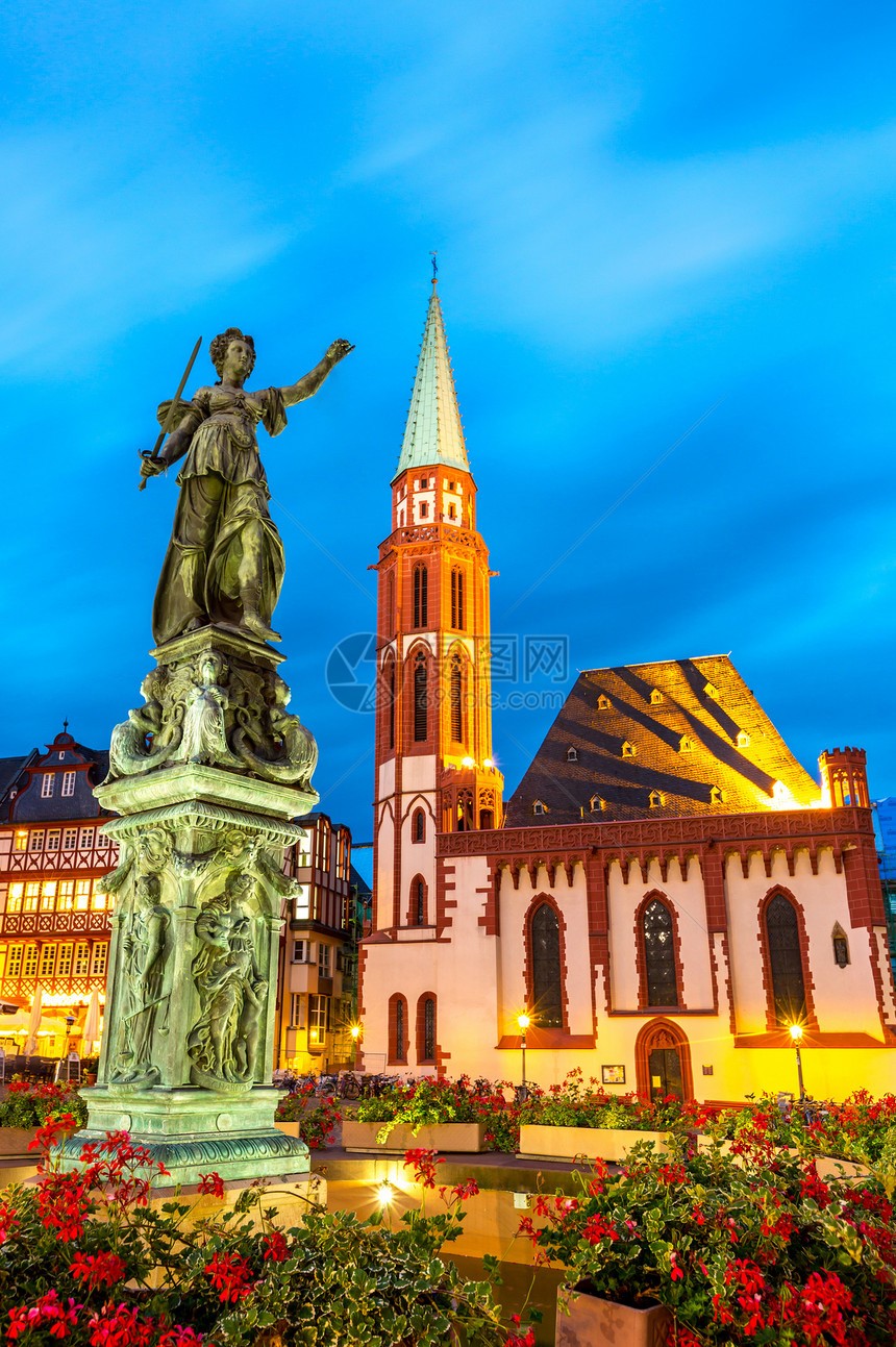老城广场罗默伯格与朱斯蒂亚雕像法兰克福德国图片