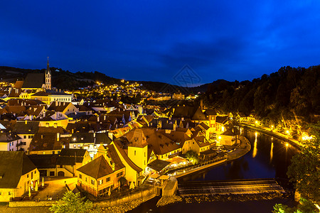 黄昏时分捷克共国塞斯基克鲁洛夫老城的鸟瞰高清图片