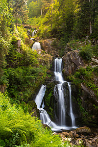 特里伯格瀑布德国黑森林中最高的瀑布之高清图片