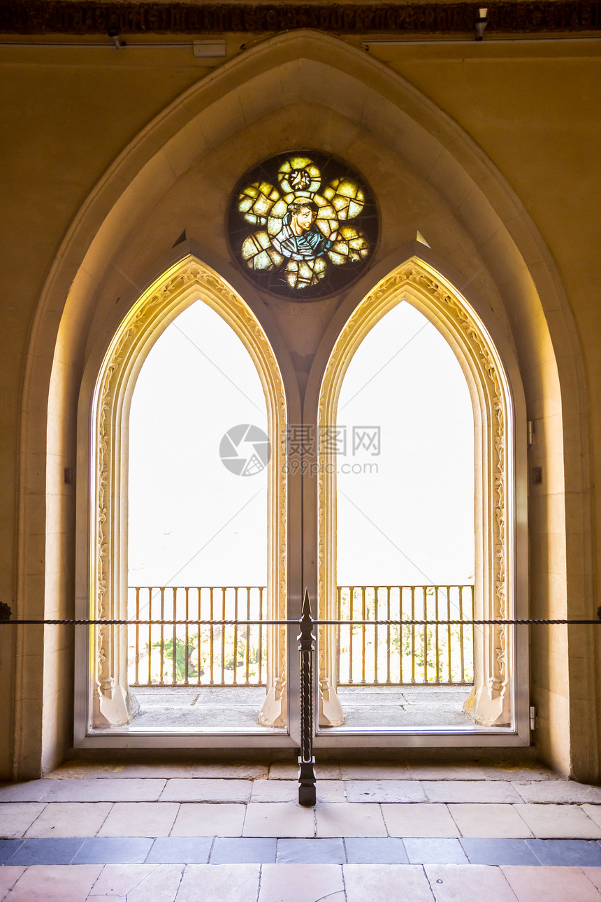 莫里什窗口背光塞戈维亚的阿尔卡扎尔图片