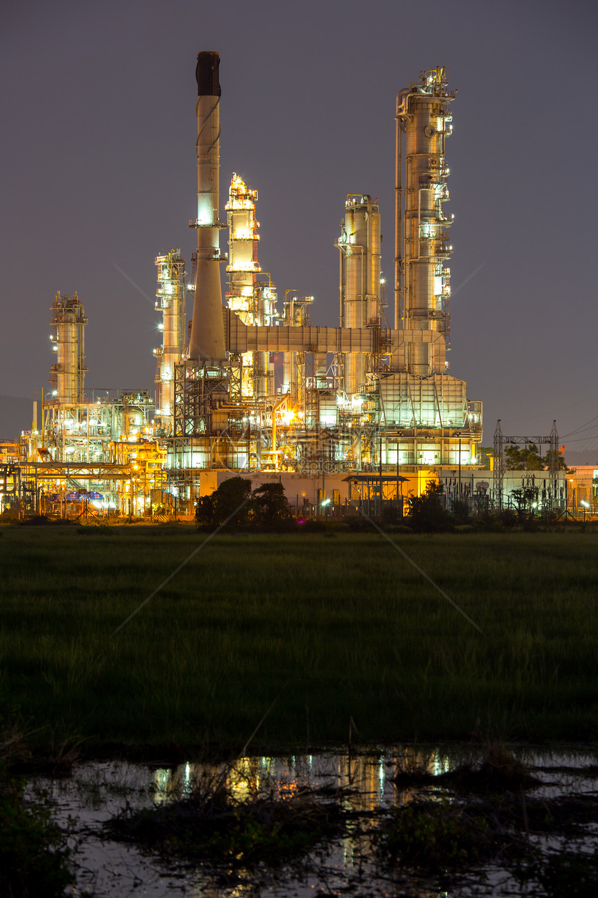 黄昏时炼油厂图片