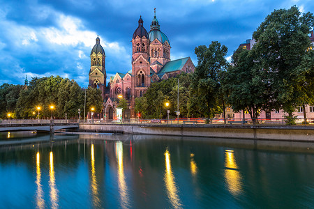 德国慕尼黑,黄昏时分,卢卡斯卢卡斯粉红色教堂高清图片