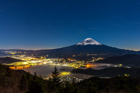 富士山与Kawaguchiko湖夜间高清图片