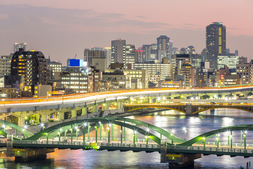 天际线与公路东京,日本夜间图片