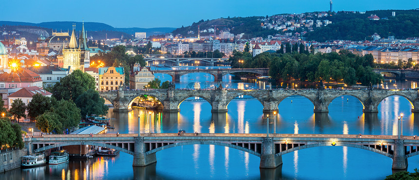 布拉格Vlta上桥梁的全景图,捷克共国黄昏图片