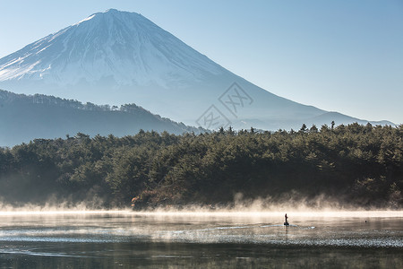 富士山冬季日出湖上图片