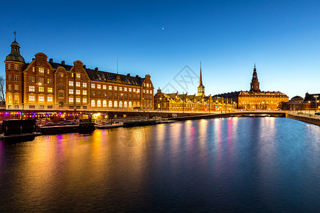 哥本哈根城市景观黄昏的夜晚高清图片