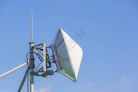 天线桅杆大型电信卫星无线电发射机背景
