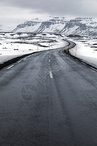 秀出曲线毛笔字道路散落出冰岛冬季景观雪山背景