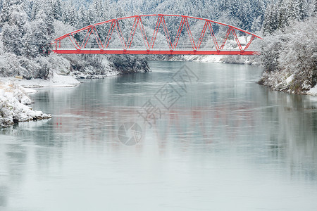 日本福岛县塔达米河边红桥的冬季景观图片