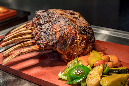 瓦格玉牛肉烤优质肋骨的雕刻高清图片