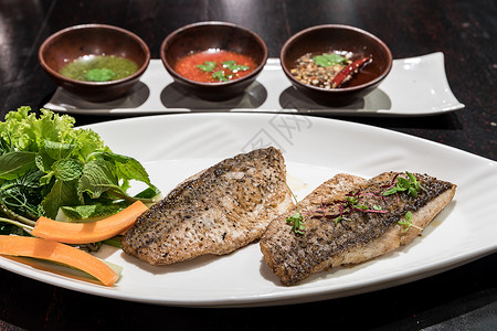 烤海鲈鱼与新鲜蔬菜食用图片