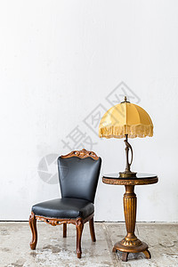 黑色真皮古典风格椅子与灯图片