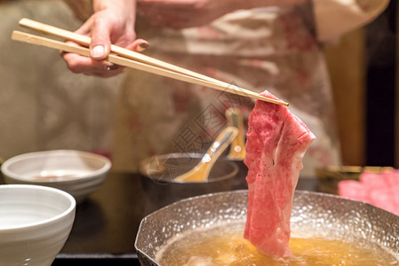 松坂牛肉A5瓦古牛肉沙布与蒸汽,日本火锅美食高清图片